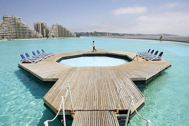 Длина самого большого бассейна в мире — 1 км  Самый большой бассейн в мире построен на курорте Сан Альфонсо дель Мар в Чили. AkJl0kT_Xg8
