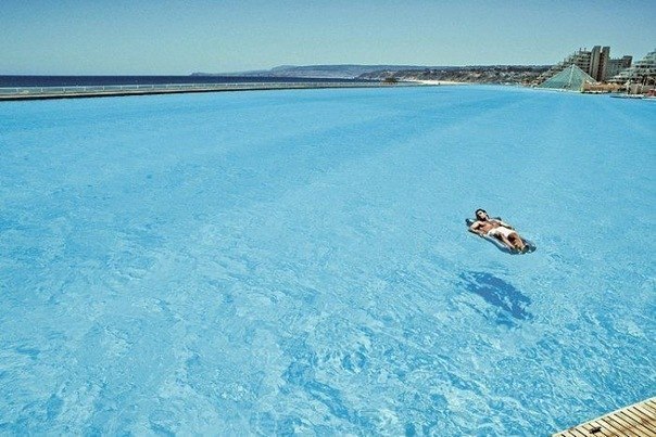 Длина самого большого бассейна в мире — 1 км  Самый большой бассейн в мире построен на курорте Сан Альфонсо дель Мар в Чили. FgrJOeo3erU