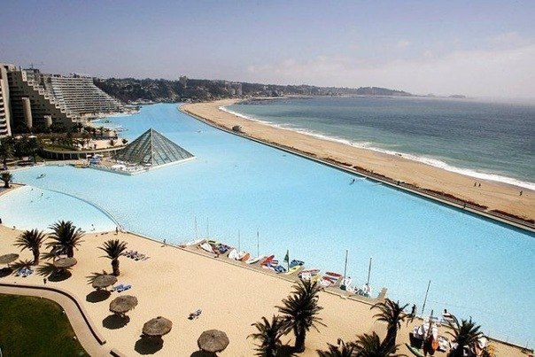 Длина самого большого бассейна в мире — 1 км  Самый большой бассейн в мире построен на курорте Сан Альфонсо дель Мар в Чили. VjmDfe5EFoU