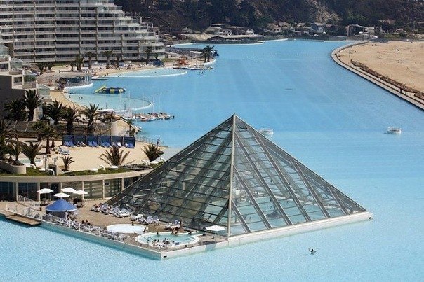 Длина самого большого бассейна в мире — 1 км  Самый большой бассейн в мире построен на курорте Сан Альфонсо дель Мар в Чили. PtLM8BV94Ng