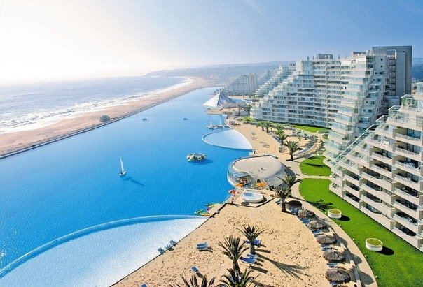 Длина самого большого бассейна в мире — 1 км  Самый большой бассейн в мире построен на курорте Сан Альфонсо дель Мар в Чили. O6prINKT0R4